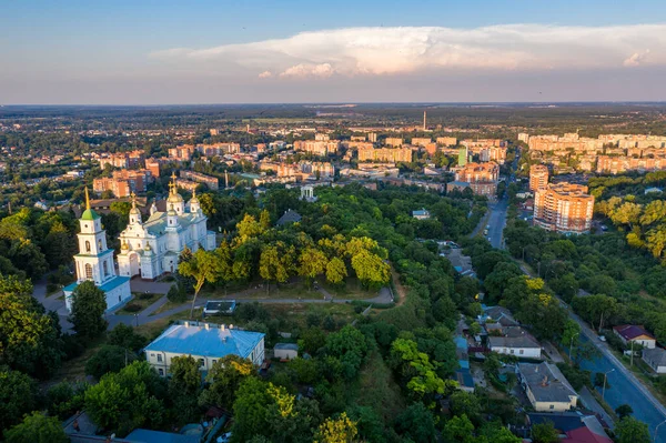 Poltava cidade ao pôr-do-sol vista aérea Ucrânia. — Fotografia de Stock