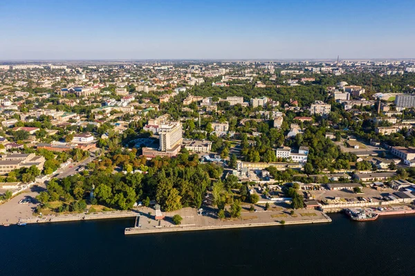 Parque da cidade de Kherson perto do aterro Ucrânia vista aérea. — Fotografia de Stock