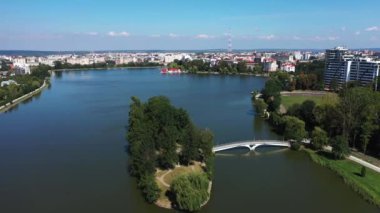 İvano-Frankovsk şehrinin merkezinde büyük bir göl ve bir ada..