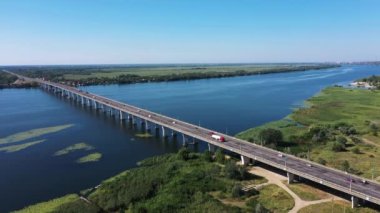 Kherson şehrindeki Antonovsky Köprüsü hava manzaralı..