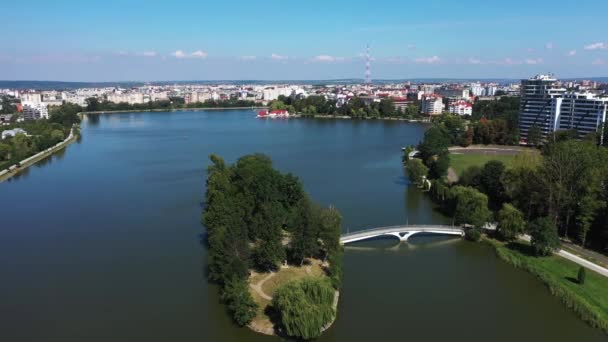 Grande lago público e uma ilha no centro da cidade de Ivano-Frankovsk vista aérea. — Vídeo de Stock