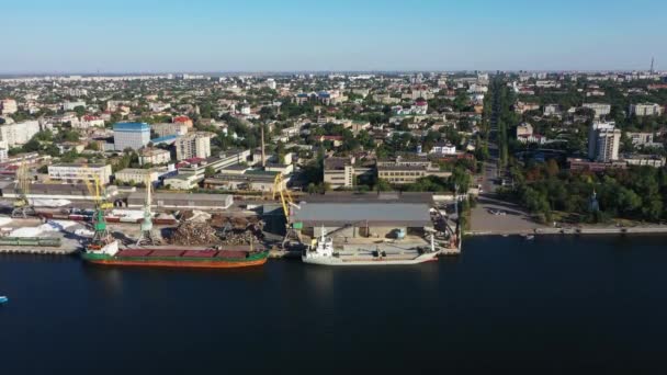 Port de fret de la ville de Kherson près de la rivière Dniepr vue aérienne — Video