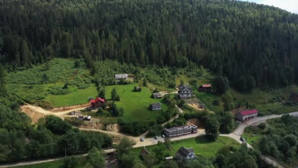 Village en montagne vue aérienne. — Video