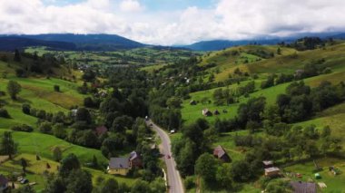 Yaz sezonunda Karpatlar 'daki Dağ Köyü hava manzaralı.
