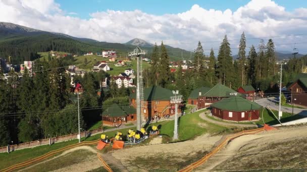 Skilift Bukovel im Sommer Luftaufnahme. — Stockvideo