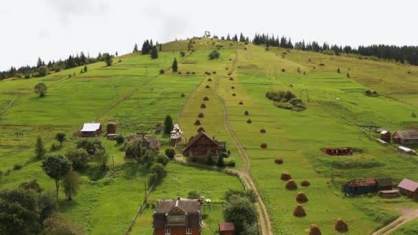 Petit village de montagne vue aérienne. — Video