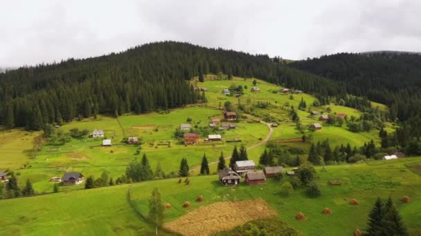 El paisaje del pueblo en las montañas vista aérea. — Vídeo de stock