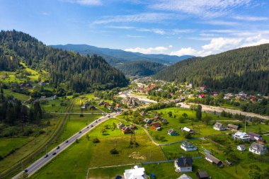 Nehir ve Güzel Yol manzaralı Karpatlar.