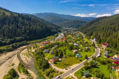 Nehir kıyısındaki köy manzarası dağların havadan görünüşü..