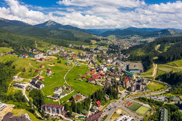 Bukovel köyü kayak merkezi yaz havası manzaralı. — Stok fotoğraf