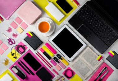 Masa arkasında renkli ofis aletleri ve aletleri olan bir iş yeri. Üst görünüm.