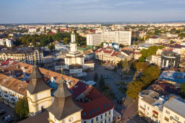 İvano-Frankovsk yazın tarihi Avrupa kentinin merkezi oldu. Eski güzel mimari hava manzarası.