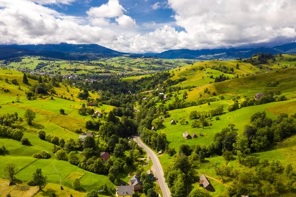 Köyün içinden geçen hava manzaralı yol..
