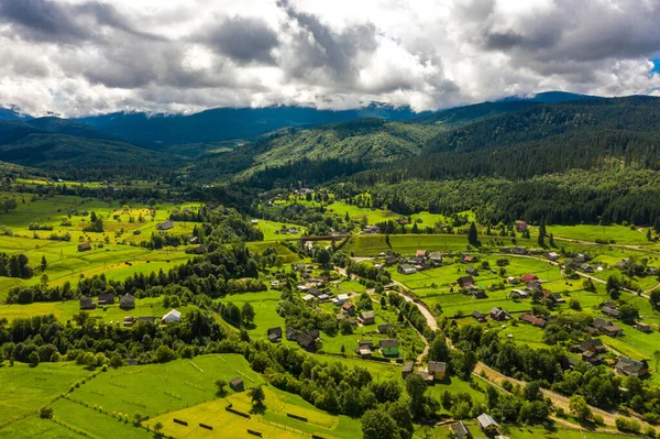 Hermoso pueblo en las montañas vista aérea. — Foto de Stock
