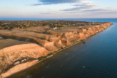 Deniz kenarında güzel bir kanyon Gün batımında hava manzarası