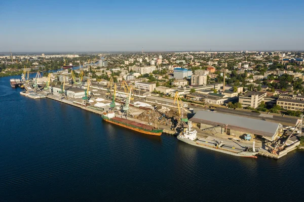 Puerto de carga de la ciudad de Kherson cerca de la vista aérea del río Dnieper —  Fotos de Stock