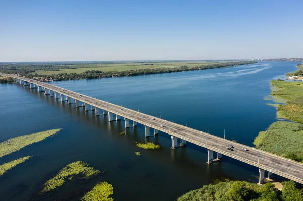 Die Antonowski-Brücke in Cherson-Stadt Luftaufnahme. — Stockfoto