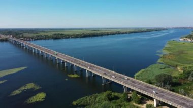Kherson şehrinin hava manzaralı köprüsü..