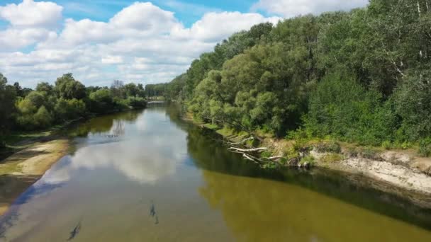 Prachtig rivierlandschap vanuit de lucht. — Stockvideo