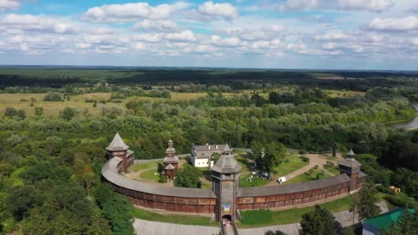 Fortaleza Baturyn con el río Seym en Chernihiv región de Ucrania vista aérea — Vídeo de stock