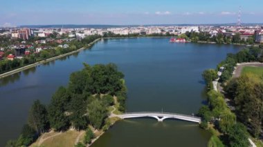 İvano-Frankivsk şehrinde göl manzaralı park yeri.