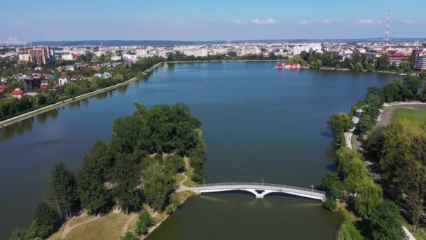 Parc avec lac dans la ville d'Ivano-Frankivsk vue aérienne. — Video
