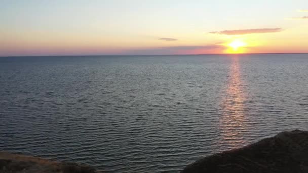 Beau coucher de soleil près de la mer vue aérienne. — Video