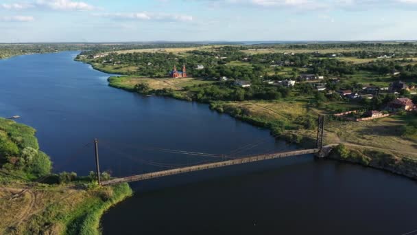 Ponte com cabos através da vista aérea do rio. — Vídeo de Stock