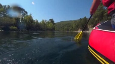 Dağ nehrinde rafting yapan ilk kişi.