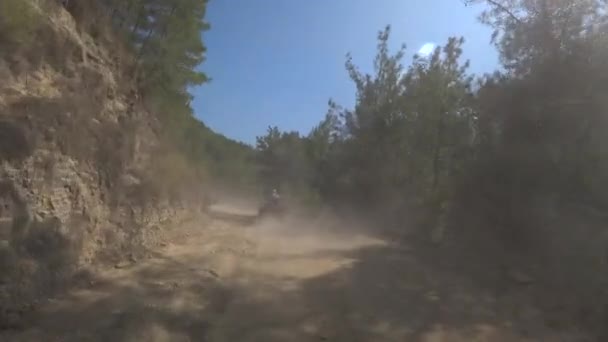 The excursion group travels on ATVs along a mountainous dusty road. — Stock Video