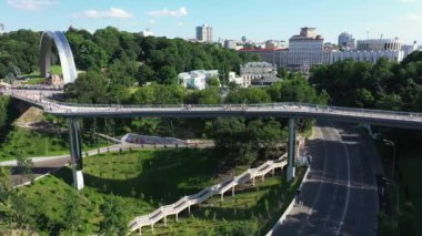 Kiev hava görüntüsünde yeni yaya köprüsü.