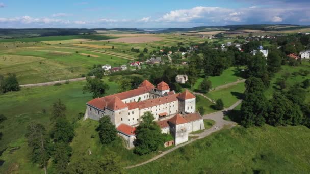 Svirzh hrad na Ukrajině v létě letecké panorama pohled. — Stock video