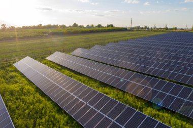 Gün batımında güneş paneli alanı