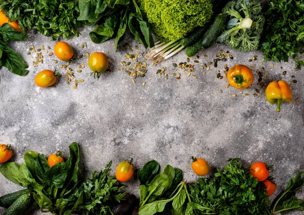 Frame van verschillende groente en fruit. Bovenaanzicht met kopieerruimte — Stockfoto