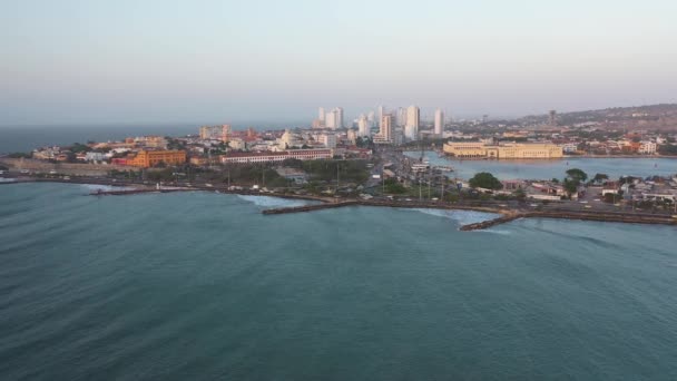 Le centre historique de la vieille ville de Cartagena, en Colombie dans la vue aérienne du soir. — Video