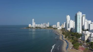 Cartagena Kolombiya 'da modern gökdelenleri olan şehir plajı