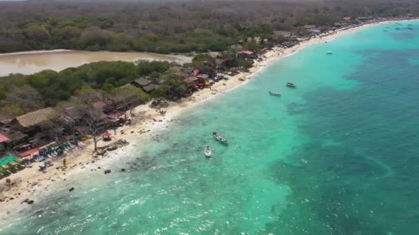 Playa Blanca nebo White Písek Beach Cartagena, Kolumbie letecký pohled. — Stock video