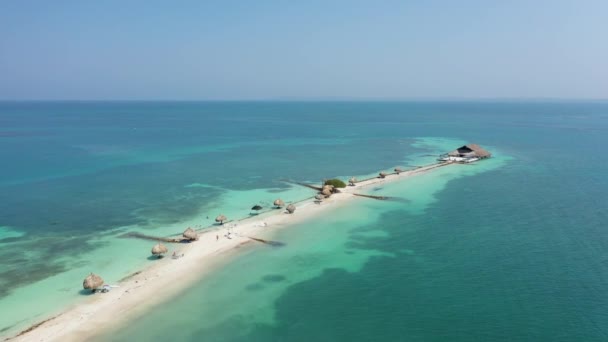 Praia de areia branca na ilha na Colômbia vista aérea. — Vídeo de Stock