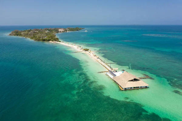 Paradis tropical plage de sable blanc et zone de détente sur l'île de Cartagena Colombie vue aérienne. — Photo