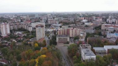 Ukrayna 'nın Cherkasy şehrinde sonbahar hava manzarası.