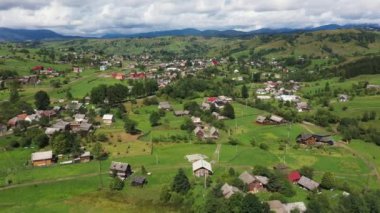 Dağ köyü gün güneşli yaz.