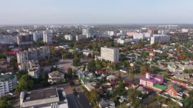 Ukrayna 'nın Cherkasy şehrinde sonbaharda güneşli bir günde hava manzarası.