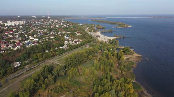 De Cherkasy stad prachtig antenne panorama uitzicht op de rivier de Dnjepr. — Stockvideo