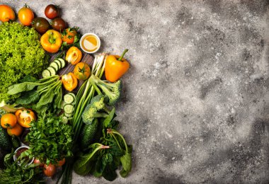 Farklı sebze ve sebzeler. Kopyalama alanı olan üst görünüm