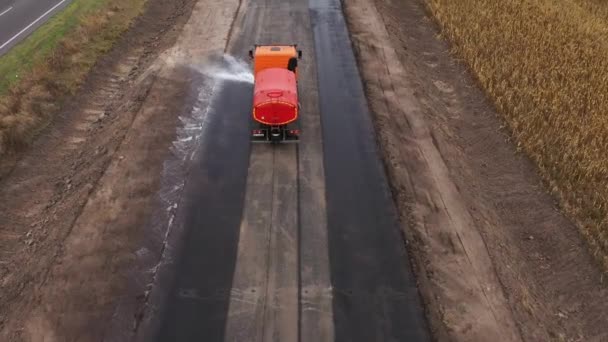 Förberedelse av yta med vattentank lastbil för asfalterad antenn ovanifrån. — Stockvideo