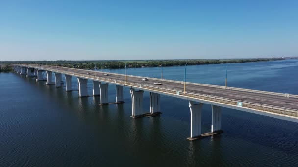 Le pont Antonovsky dans la ville de Kherson vue aérienne. Gros plan — Video