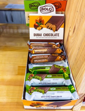 Uzhhorod, Ukrayna - 03 Eylül 2025: Bolci Dubai çikolata çikolataları şam fıstığı ve fındık ile markalı perakende satış kutusu.