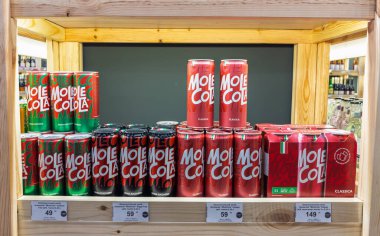 Uzhhorod, Ukrayna - 03 Eylül 2025: MoleCola İtalyan zanaat kola rafı spesiyalite mağazasında klasik ve şekersiz varyantlarla birlikte.