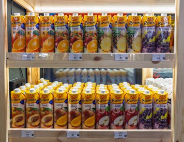 Uzhhorod, Ukrayna - 03 Eylül 2025: Tropikal portakal ananas ve üzüm çeşitleriyle birlikte Cyprina meyve suyu koleksiyonu.