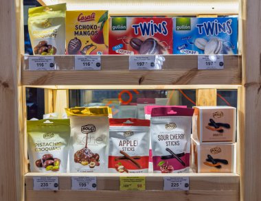 Uzhhorod, Ukrayna - 3 Eylül 2025: Bolci, Casali ve Gullon markalarıyla birlikte kaliteli çikolata şekerleme rafı sergisi.